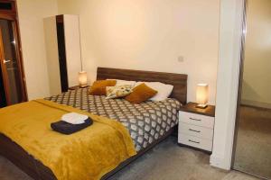 - une chambre avec un lit, deux lampes et un miroir dans l'établissement Central Spacious 1 Bed Luxury AP, à Birmingham
