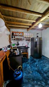 uma cozinha com um fogão e um frigorífico em Recanro Beulá em Ilhéus