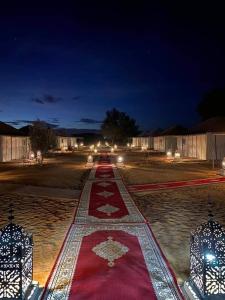 uma estrada com um tapete vermelho à noite em Hôtel Restaurant Dar Al Madina em Tinghir