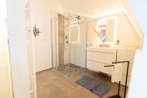 O baie la Residenz - Haus Luft - Penthouse - Sauna - Parkplatz +35 fotografii