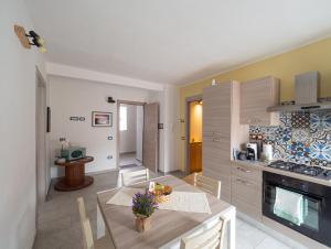 a kitchen and dining room with a table and chairs at Villa Ecclesiae in Iglesias