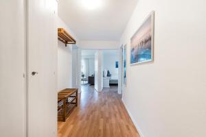克羅伊茨林根的住宿－Cooldis 13 (Gratis Parken, Free Parking)，走廊设有白色墙壁和木地板