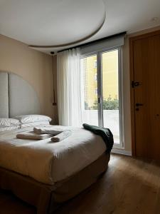 um quarto com uma cama e uma grande janela em Reyes Católicos Premium Beach, Playa Urbanova, Alicante em Alicante