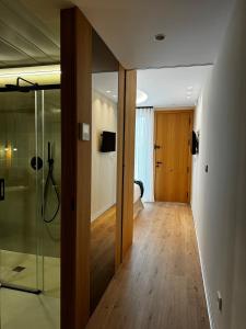 a hallway with a shower and a glass door at Reyes Católicos Premium Beach, Playa Urbanova, Alicante in Alicante