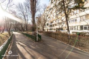 una calle vacía delante de un edificio en Blissful Retreat Apartment, en Bucarest