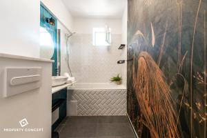 y baño con ducha, lavabo y aseo. en Blissful Retreat Apartment, en Bucarest