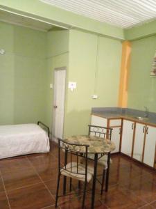 Saint AugustineにあるOverNite Comfortのベッド、テーブル、椅子が備わる客室です。