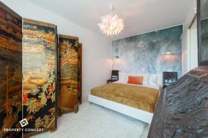 1 dormitorio con 1 cama y una pintura en la pared en Blissful Retreat Apartment, en Bucarest