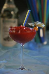 TOUCH DOWN Motel في لوهمار: مشروب أحمر في كأس مارتيني على طاولة