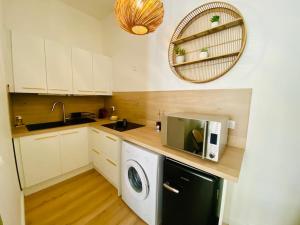 Kuchyňa alebo kuchynka v ubytovaní ''Chichi 1'' Chez Adeline Superbe appartement en plein coeur de Sète + 14 fotografií