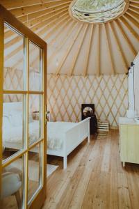 1 dormitorio con 1 cama en una yurta en 4rest Camp en Pawłowo
