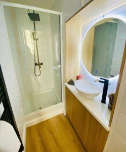 y baño con lavabo blanco y espejo. en ''Chichi 2'' Chez Paule Superbe appartement en plein coeur de Sète, en Sète