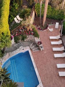 - une vue sur la piscine dans le jardin dans l'établissement L'Ulivo Resort, à Vico Equense