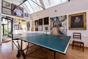 Instalaciones para jugar al ping pong en Veeve - The Gallery of Colour o alrededores