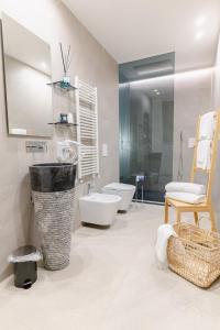 普利亞區格拉維納的住宿－Sotto Casa B&B，一间带卫生间和水槽的浴室