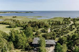 una vista aerea di una casa con alberi e acqua di Uus-Meremäe Kadaka Villa with Jacuzzi, Golf & Padel a Pivarootsi