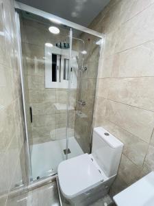 een badkamer met een wit toilet en een douche bij LOVELY APARTMENT Barca 2 in Barcelona
