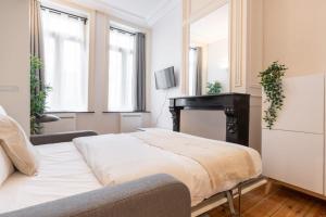 een slaapkamer met een bed en een piano bij Vieux Lille - Nice studio with terrace in Lille