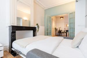 een slaapkamer met een bed en een open haard bij Vieux Lille - Nice studio with terrace in Lille