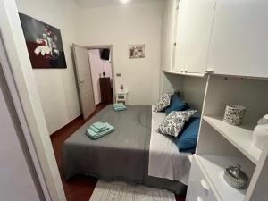 Habitación pequeña con cama con almohadas azules. en Alloggio ad uso turistico Piave 47- Charlotte's Houses, en Gradoli