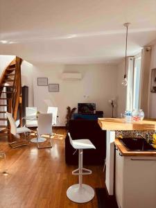 uma cozinha e sala de estar com cadeiras e uma mesa em Sublime Rooftop Cinq-Avenues Longchamp em Marselha