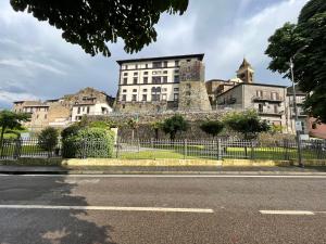 un edificio con una valla frente a una calle en Alloggio ad uso turistico Piave 47- Charlotte's Houses, en Gradoli