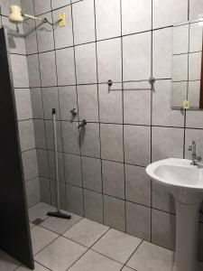 a bathroom with a shower and a sink at Pousada Sitio Urbano in São José da Barra