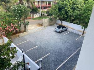 an aerial view of a car parked in a parking lot at Le refuge rafraîchissant in Montjoly