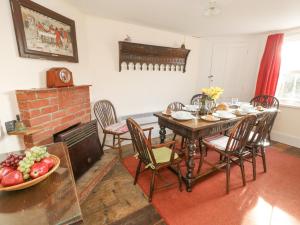 een eetkamer met een tafel en stoelen bij Chenies in Weymouth