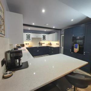 una cocina con encimera y cafetera. en Charming Jersey Cottage with parking 8 Guests, en Cowes