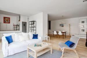 Apartment near the sea in Marseille - Welkeys في مارسيليا: غرفة معيشة مع أريكة بيضاء وطاولة