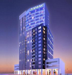 Wysoki niebieski budynek z napisem DM w obiekcie DAMAC Voleo In Business Bay w Dubaju