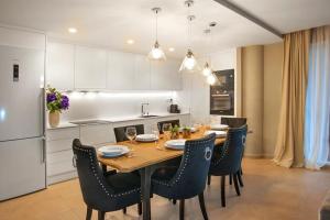 kuchnia i jadalnia z drewnianym stołem i krzesłami w obiekcie Elegante apartamento zona arenal w mieście Platja de l'Arenal