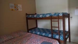 dois beliches em um quarto com uma cama em Quarto para temporada na praia do corsário em Salvador mais 28 fotografias