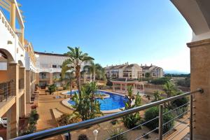 widok na basen z balkonu ośrodka w obiekcie Elegante apartamento zona arenal w mieście Platja de l'Arenal