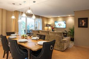 jadalnia i salon ze stołem i krzesłami w obiekcie Elegante apartamento zona arenal w mieście Platja de l'Arenal