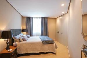 pokój hotelowy z łóżkiem i oknem w obiekcie Elegante apartamento zona arenal w mieście Platja de l'Arenal
