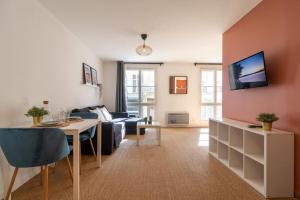 una sala de estar con un sofá y una mesa en Vieux Lille -Nice studio neat and fully equipped !, en Lille