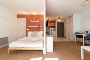 1 dormitorio con 1 cama y sala de estar en Vieux Lille -Nice studio neat and fully equipped ! en Lille
