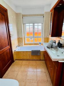 un baño con bañera y lavabo en Villa Chayofa, en Chayofa