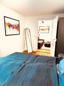 1 dormitorio con 1 cama azul y sala de estar en Suite ll für 6 Aalen Netflix WLAN en Aalen