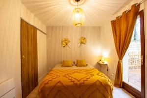 a bedroom with a bed with two yellow pillows at Maison conviviale in Nadaillac