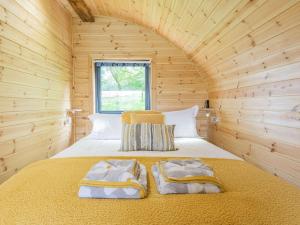 ein Schlafzimmer mit einem Bett in einer Holzhütte in der Unterkunft 1 Bed in Bude 89791 in Hollacombe