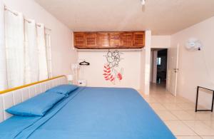 a bedroom with a blue bed in a room at Belle Air Seaview (2 BDRM 2 King) in Runaway Bay