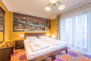 sypialnia z dużym łóżkiem i dużym oknem w obiekcie Hotel Karolek w Zawoi