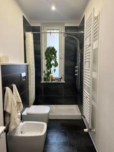 ein Badezimmer mit einem WC, einer Badewanne und einem Waschbecken in der Unterkunft Bilocale ristrutturato, Lingotto in Turin