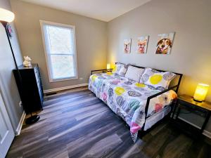 een slaapkamer met een bed en een flatscreen-tv bij Beautifully renovated 4bed/2bath home - Pets OK in Aurora