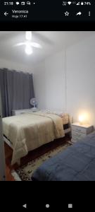 ein Schlafzimmer mit einem Bett und einem blauen Teppich in der Unterkunft Copacabana -Cidade maravilha in Rio de Janeiro