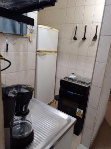 eine kleine Küche mit einem Kühlschrank und einem Herd in der Unterkunft Copacabana -Cidade maravilha in Rio de Janeiro