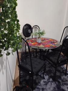 einen Esstisch mit Stühlen und einen Tisch mit Pflanzen in der Unterkunft Copacabana -Cidade maravilha in Rio de Janeiro